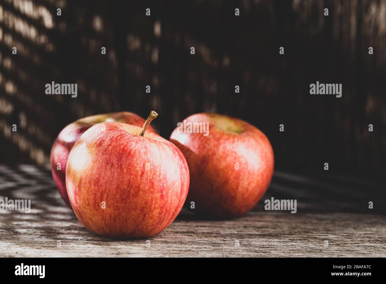 Rote apfelfrucht auf dem Tisch, Nahbild Stockfoto