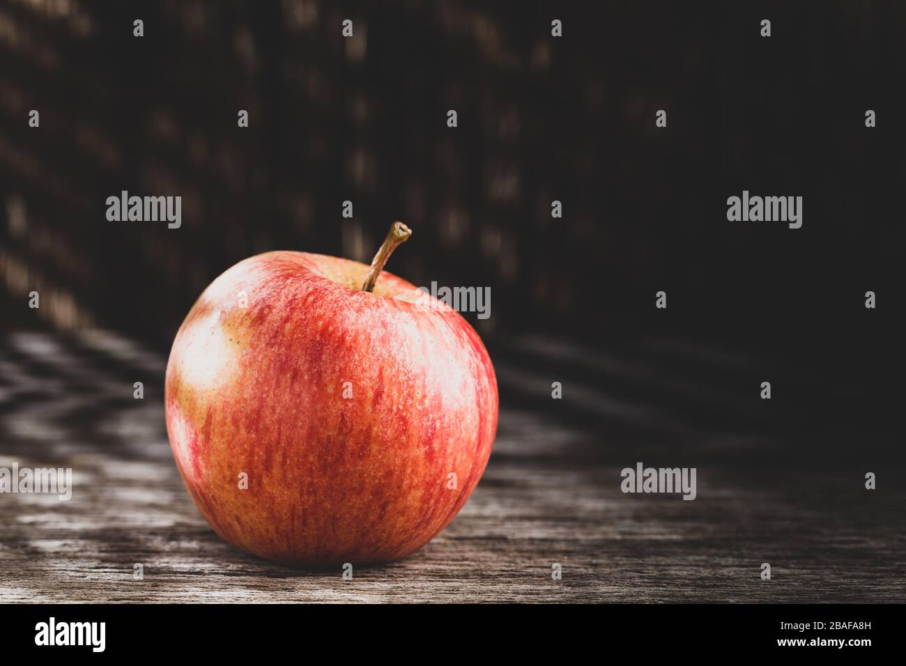 Rote apfelfrucht auf dem Tisch, Nahbild Stockfoto