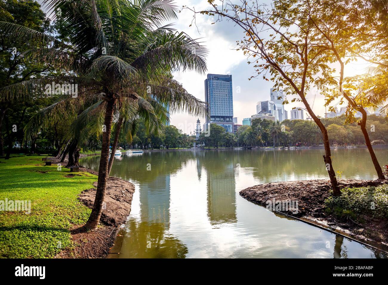 See im Herzen des Geschäftsviertels in öffentlichen Lumpinipark von Bangkok, Thailand Stockfoto