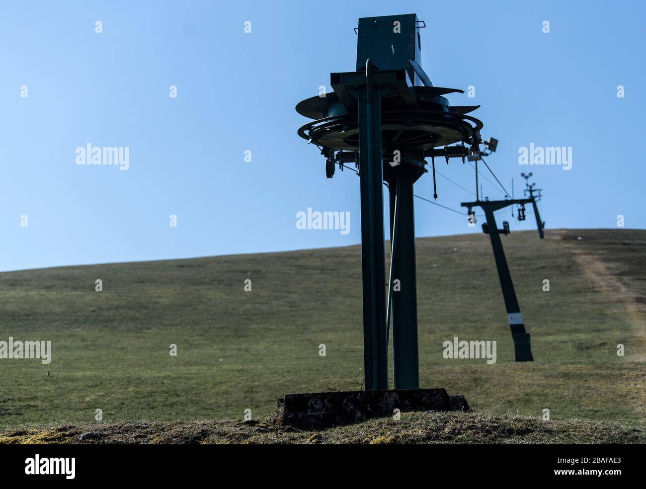 25. März 2020, Baden-Württemberg, Hinterzarten: Der Windecklift ist schneefrei. Der Winter 2019/2020 hatte nur sehr wenig Schnee. Viele Skilifte im Schwarzwald hatten zu wenig Schnee. Foto: Patrick Seeger / dpa Stockfoto