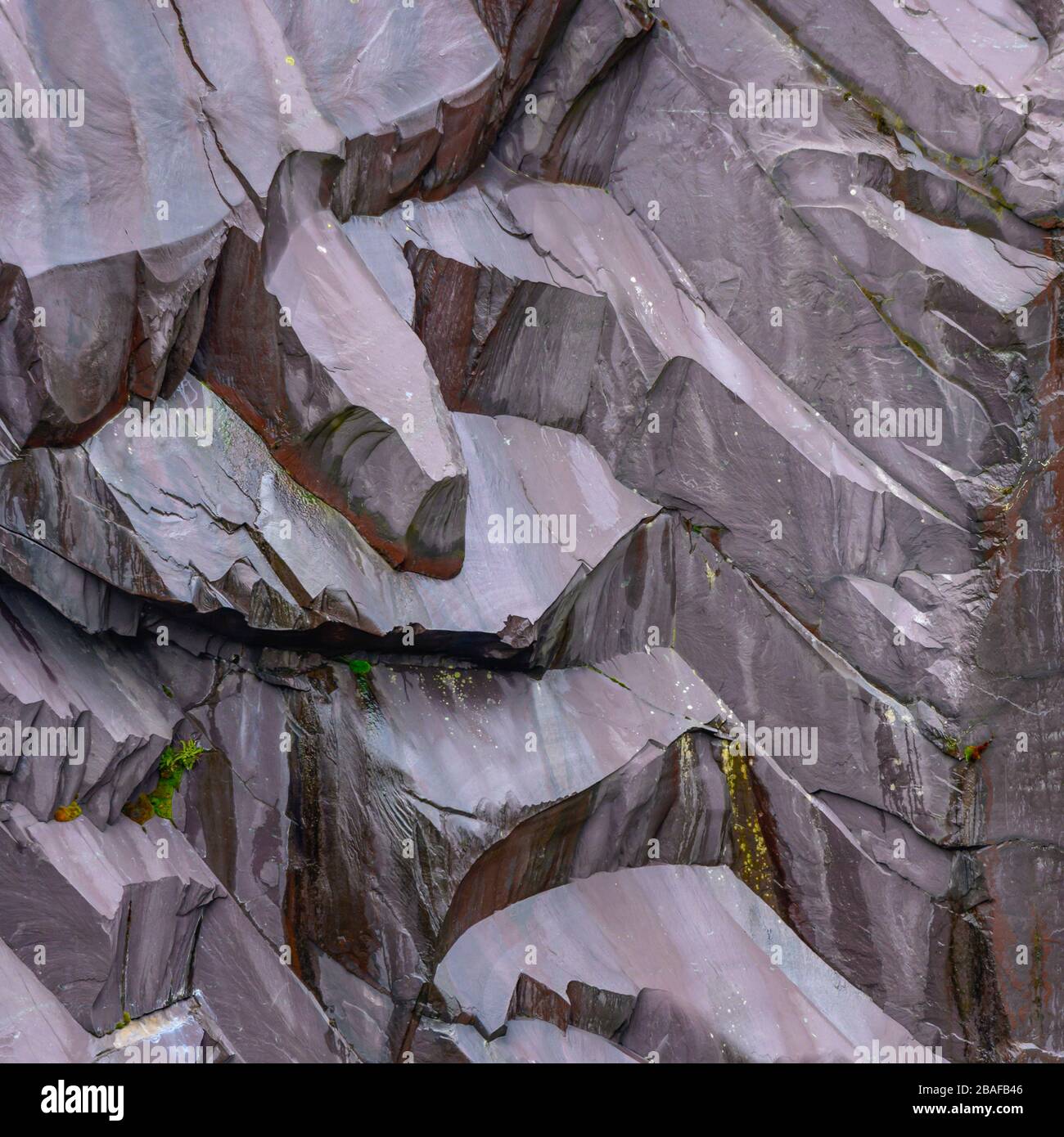 Detail von Schiefer mit verstegenden Formen und vielen Farben an Steinbruchwand Stockfoto