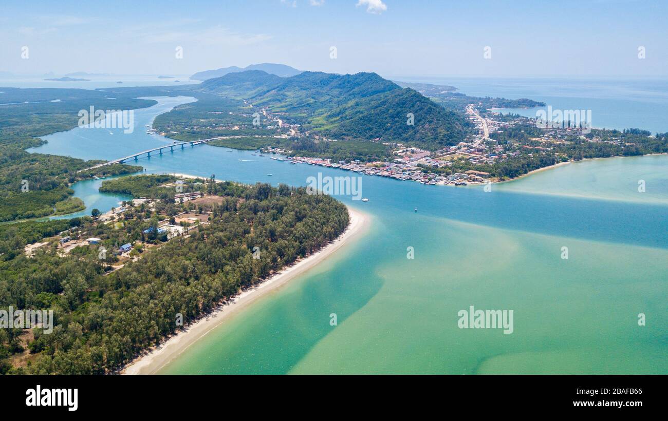 Ein Luftblick auf die Insel Lanta noi und das Isaland Lanta mit der Siri Lanta-Brücke, südlich der Provinz Thailand Krabi, beliebte Touristenattraktion für Touren Stockfoto