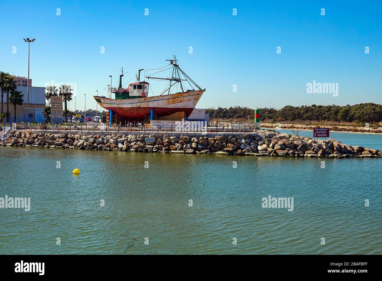 Fischerboot auf dem Festland, Hafen Marina De Las Dunas, Guadamar del Segura, Costa Blanca, Spanien Stockfoto
