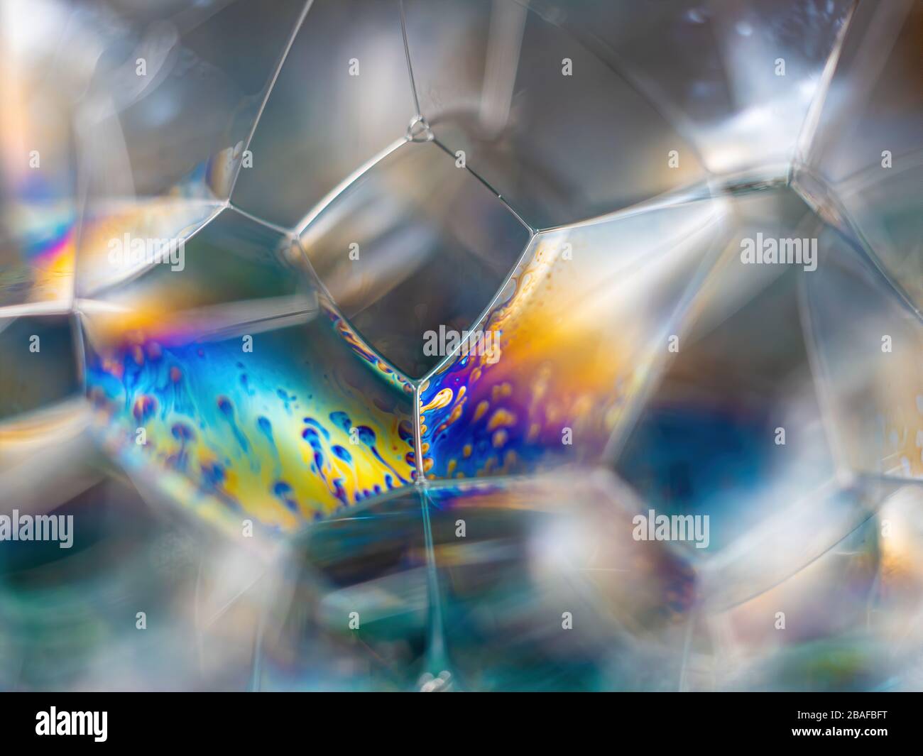 Abstraktes Makro der Lichtreflexion in Seifenblasen Stockfoto