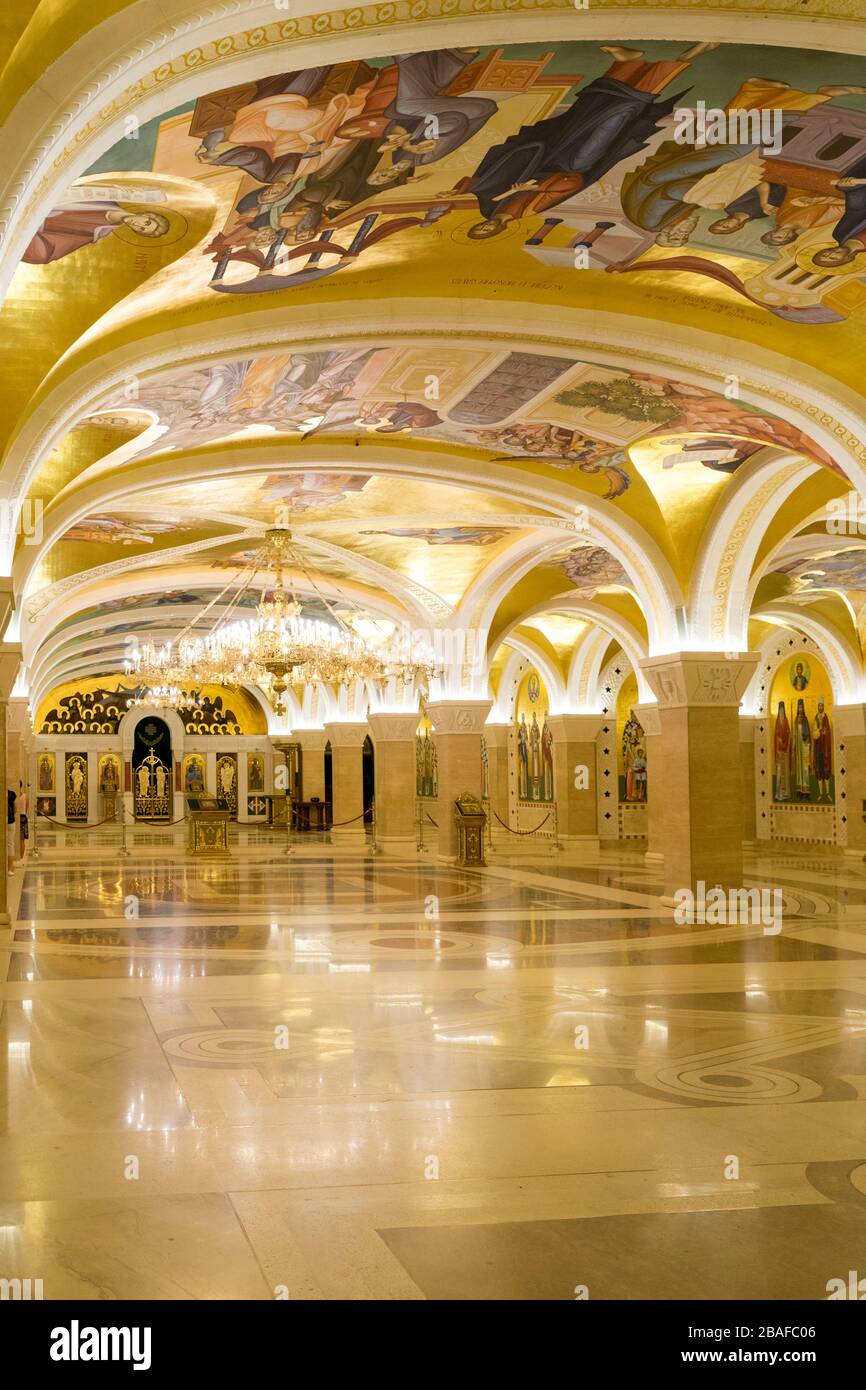 Beleuchtete Krypta der Kirche Saint Sava, Belgrad, Serbien Stockfoto