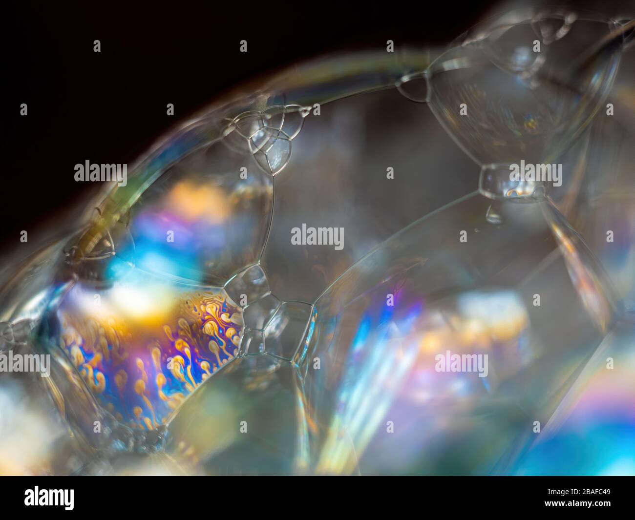 Abstraktes Makro der Lichtreflexion in Seifenblasen Stockfoto