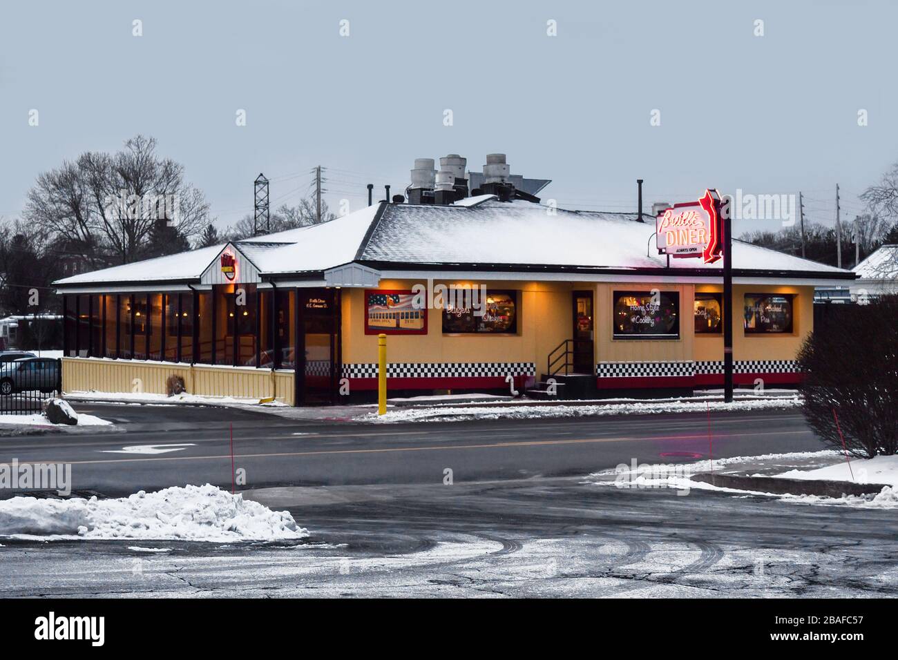 Baldwinsville, New York, USA. Februar 2020. Blick auf das örtliche Wahrzeichen, B'Ville Diner in dem kleinen Dorf Baldwinsville, NY an einem Wintermorni Stockfoto