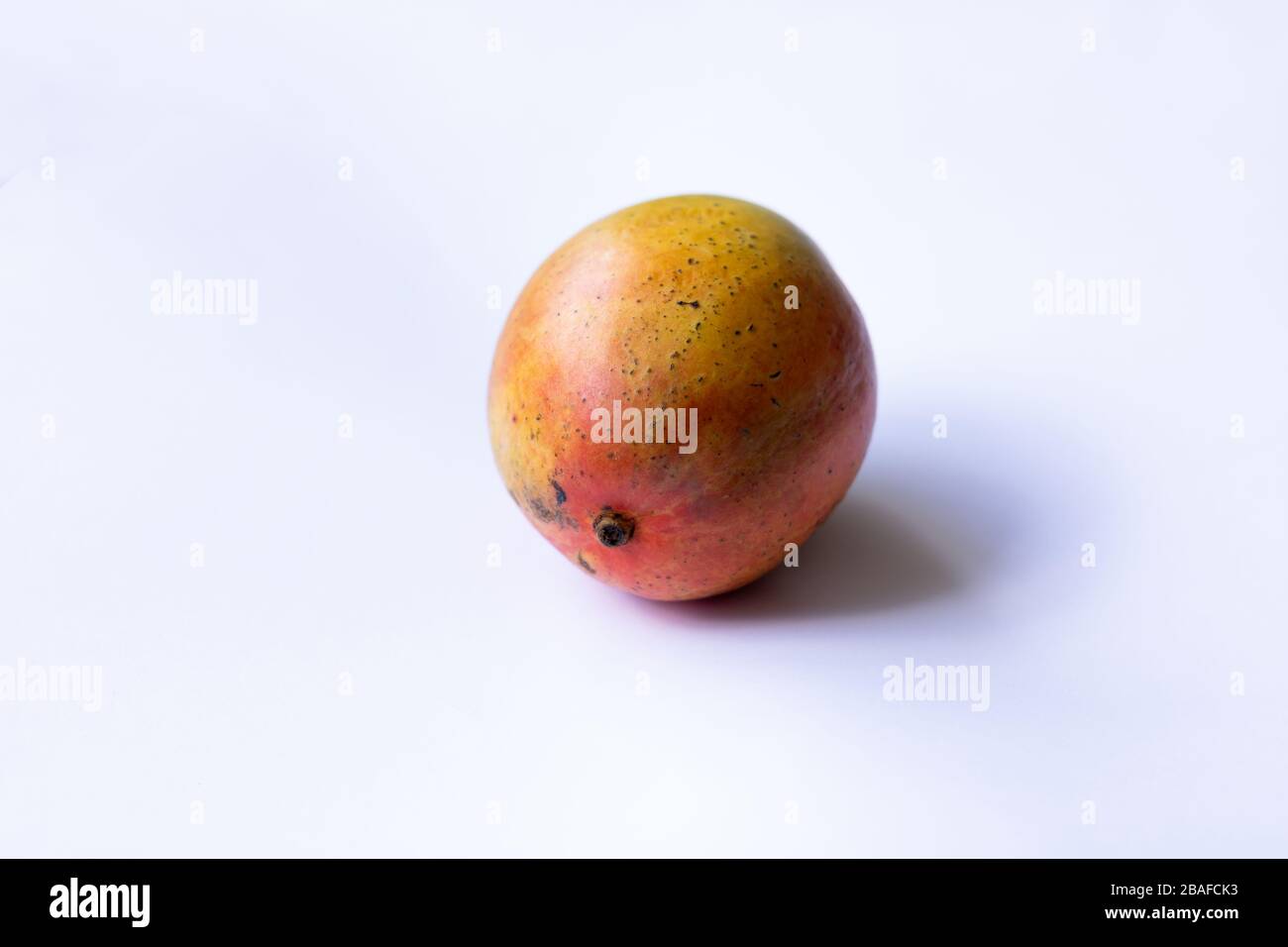 Reifes Mango auf weißem Hintergrund Stockfoto
