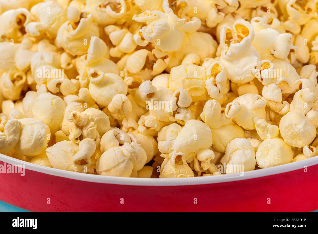 Äußerste horizontale Nahaufnahme eines Löffels Popcorn. Stockfoto
