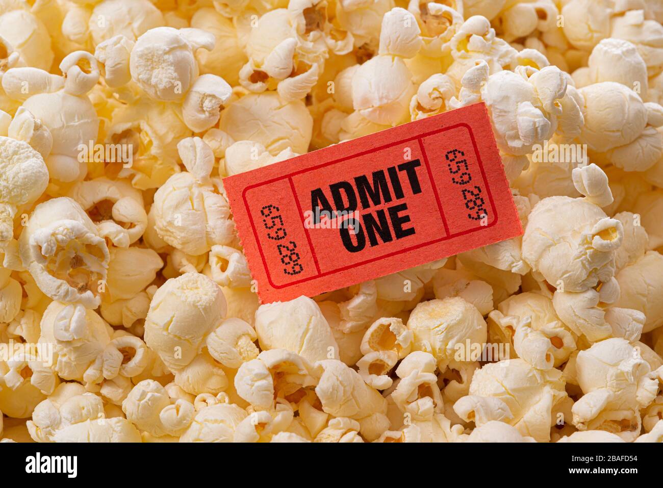 Horizontale Nahaufnahme von Popcorn mit einem Filmticket oben. Stockfoto