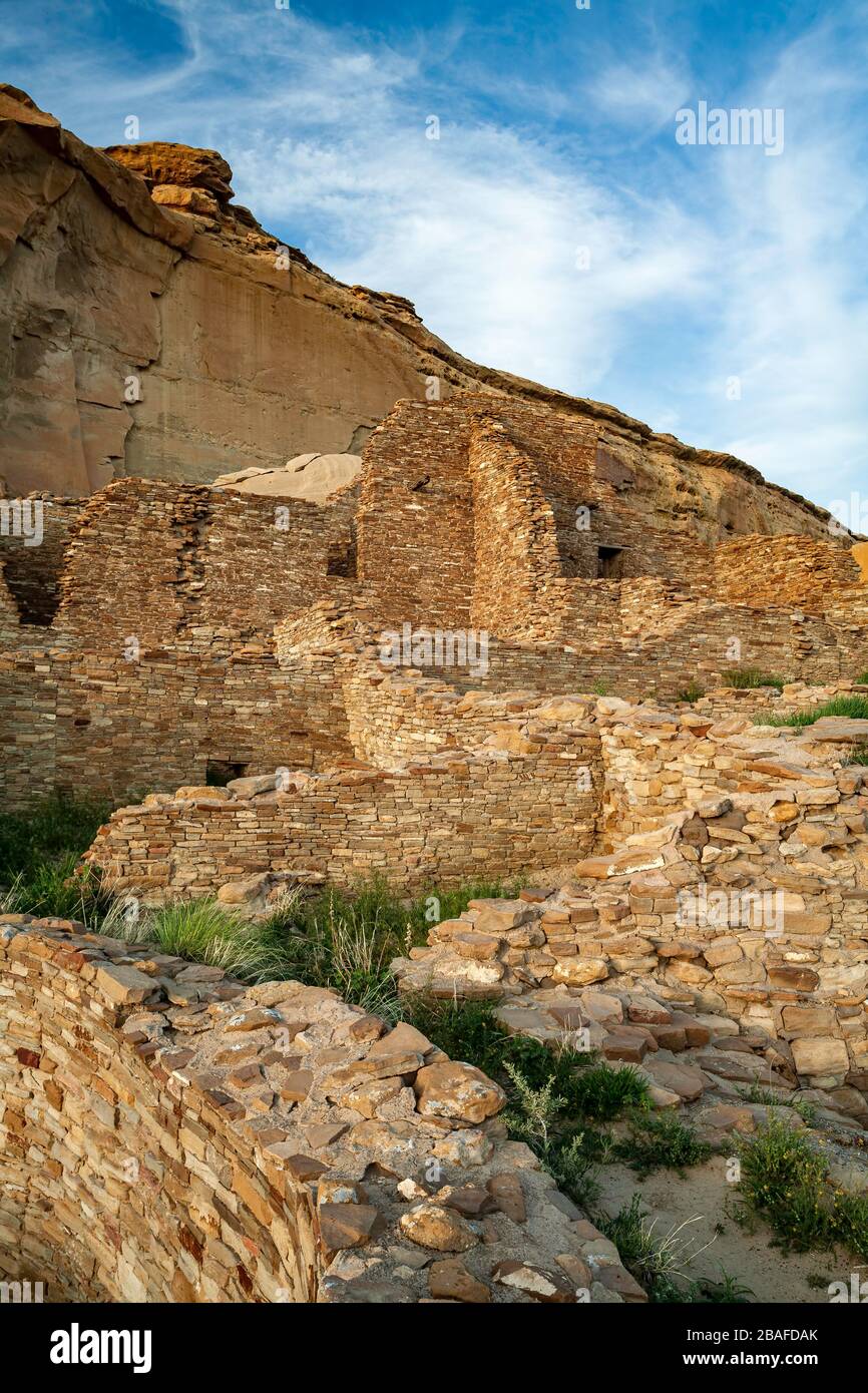 Zerstörten Mauern und Sandstein bluffen, Pueblo Bonito, Chaco Culture National Historical Park, New Mexico, Vereinigte Staaten Stockfoto