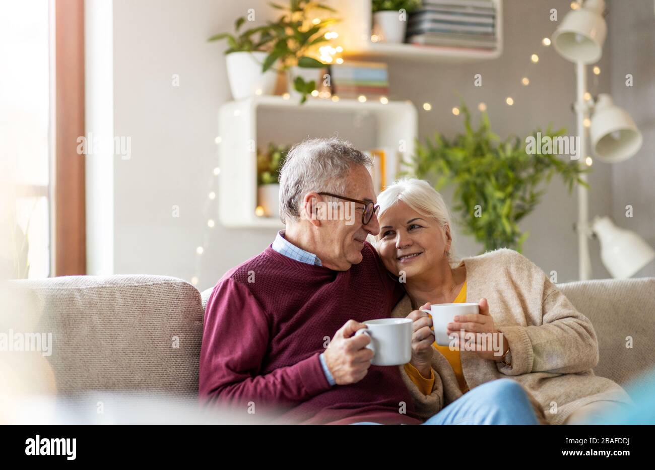 Portrait eines glücklichen Senioren-Paares, das zu Hause zusammen entspannen kann Stockfoto