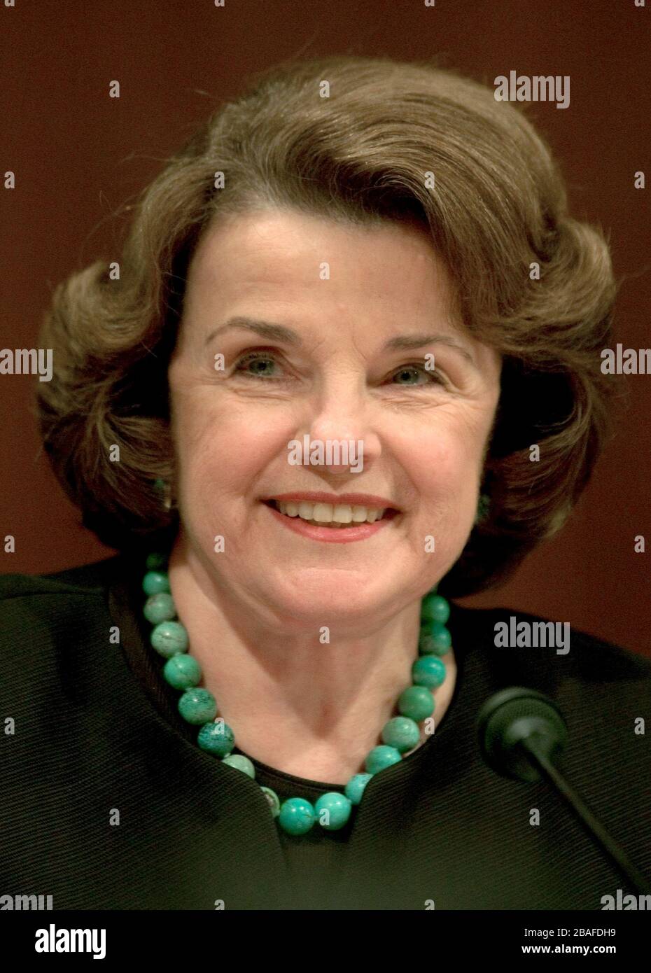 Washington, DC - 12. Januar 2006 -- US-Senatorin Diane Feinstein (Demokrat von Kalifornien) folgt dem Verfahren während der Aussage von Richter Samuel A. Alito vor dem Justizausschuss des US-Senats über seine Nominierung zum beisitzenden Richter des Obersten Gerichtshofs der Vereinigten Staaten in Washington, DC am 12. Januar 2006.Credit: Ron Sachs/CNP (EINSCHRÄNKUNG: KEINE Zeitungen oder Zeitungen aus New York oder New Jersey im Umkreis von 75 Meilen von New York City) weltweit Stockfoto