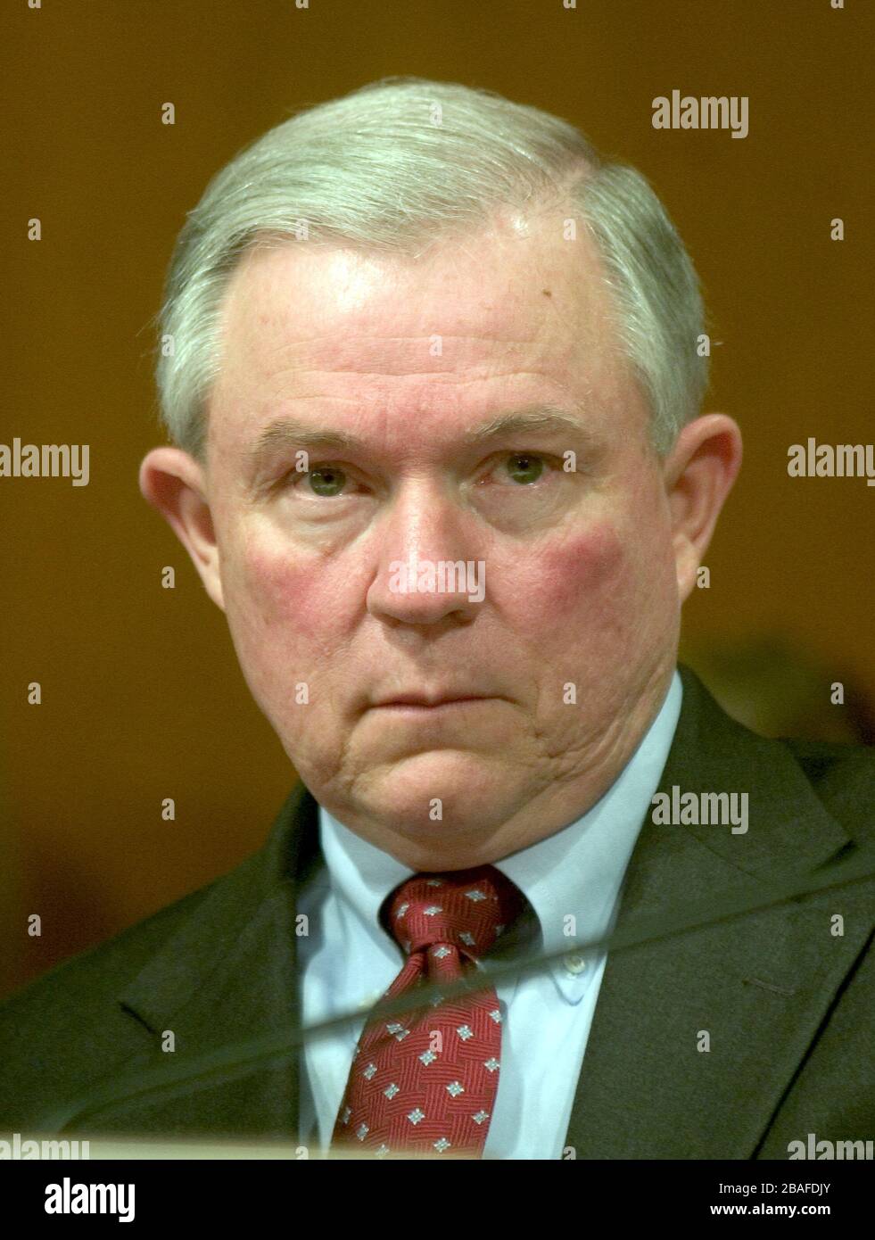 Washington, DC - 12. Januar 2006 -- US-Senator Jeff Sessions (Republikaner in Alabama) folgt dem Verfahren während der Aussage von Richter Samuel A. Alito vor dem Justizausschuss des US-Senats über seine Nominierung zum Associate Justice des Obersten Gerichtshofs der Vereinigten Staaten in Washington, DC am 12. Januar 2006.Credit: Ron Sachs/CNP (EINSCHRÄNKUNG: KEINE Zeitungen oder Zeitungen aus New York oder New Jersey im Umkreis von 75 Meilen von New York City) weltweit Stockfoto