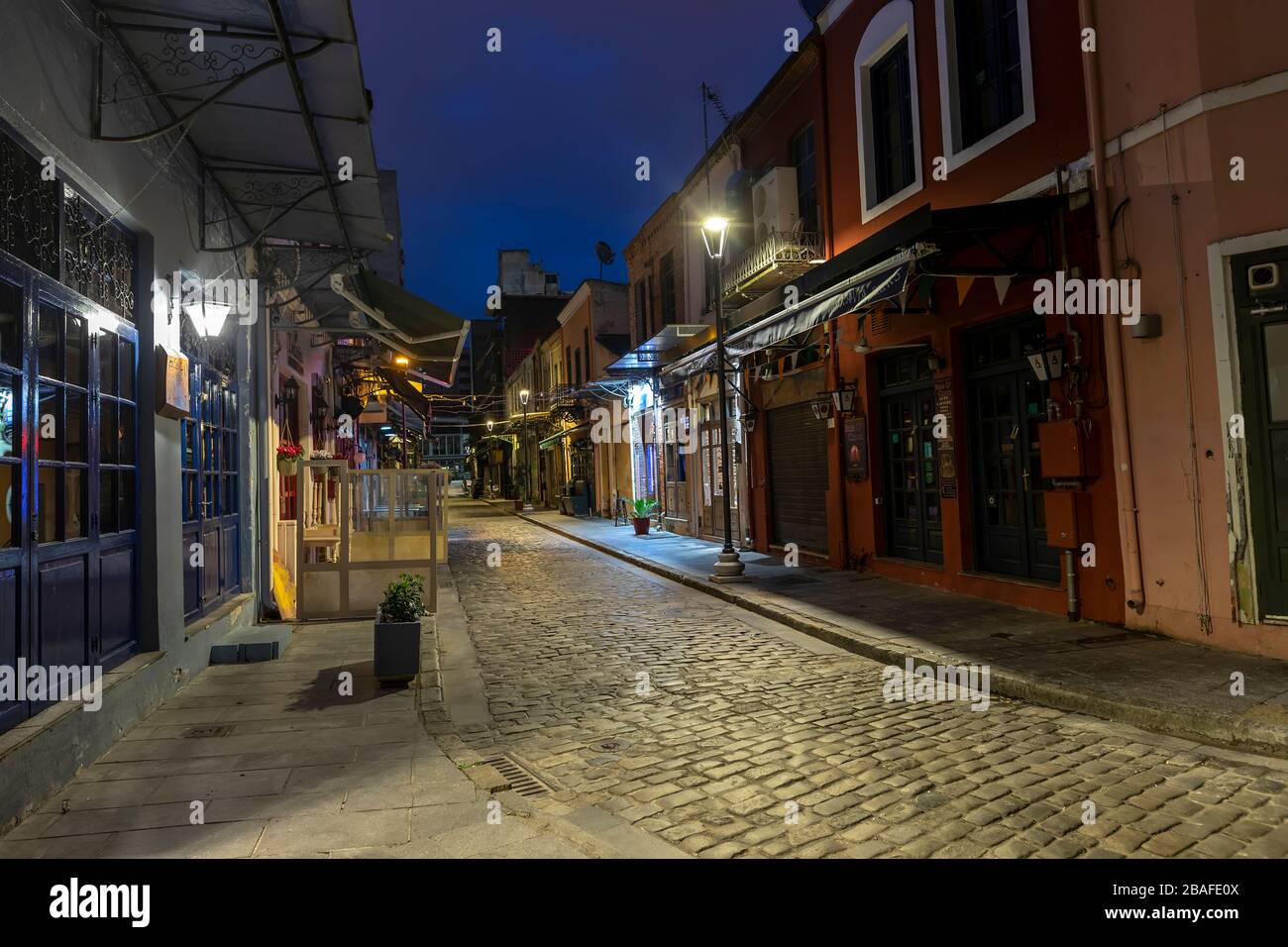 Saloniki, Griechenland - 25. März 2020: Blick auf geschlossene Geschäfte im historischen Zentrum von Saloniki während der von der Regierung verhängten Sperre Stockfoto