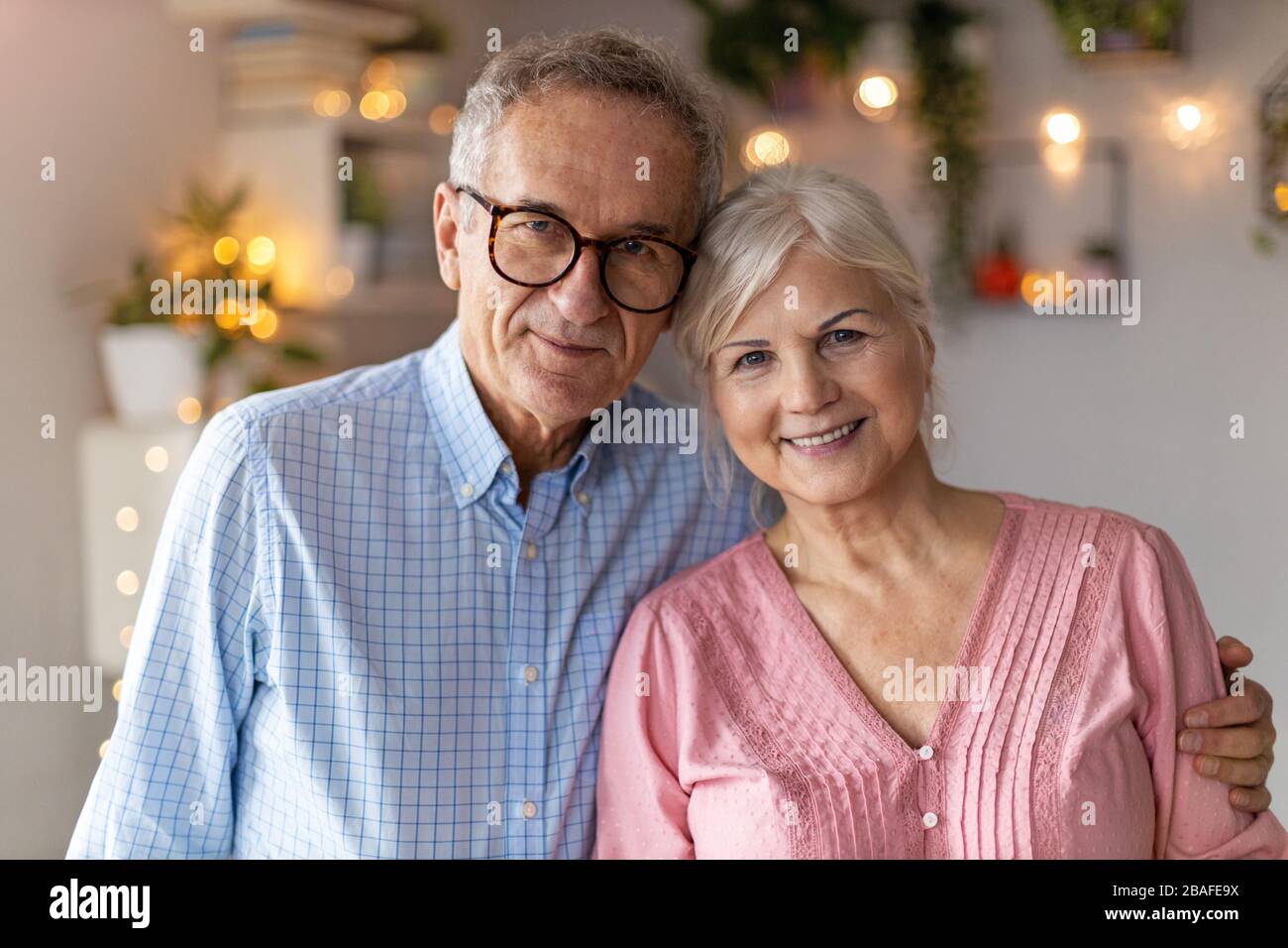 Portrait eines glücklichen Senioren-Paares, das zu Hause zusammen entspannen kann Stockfoto