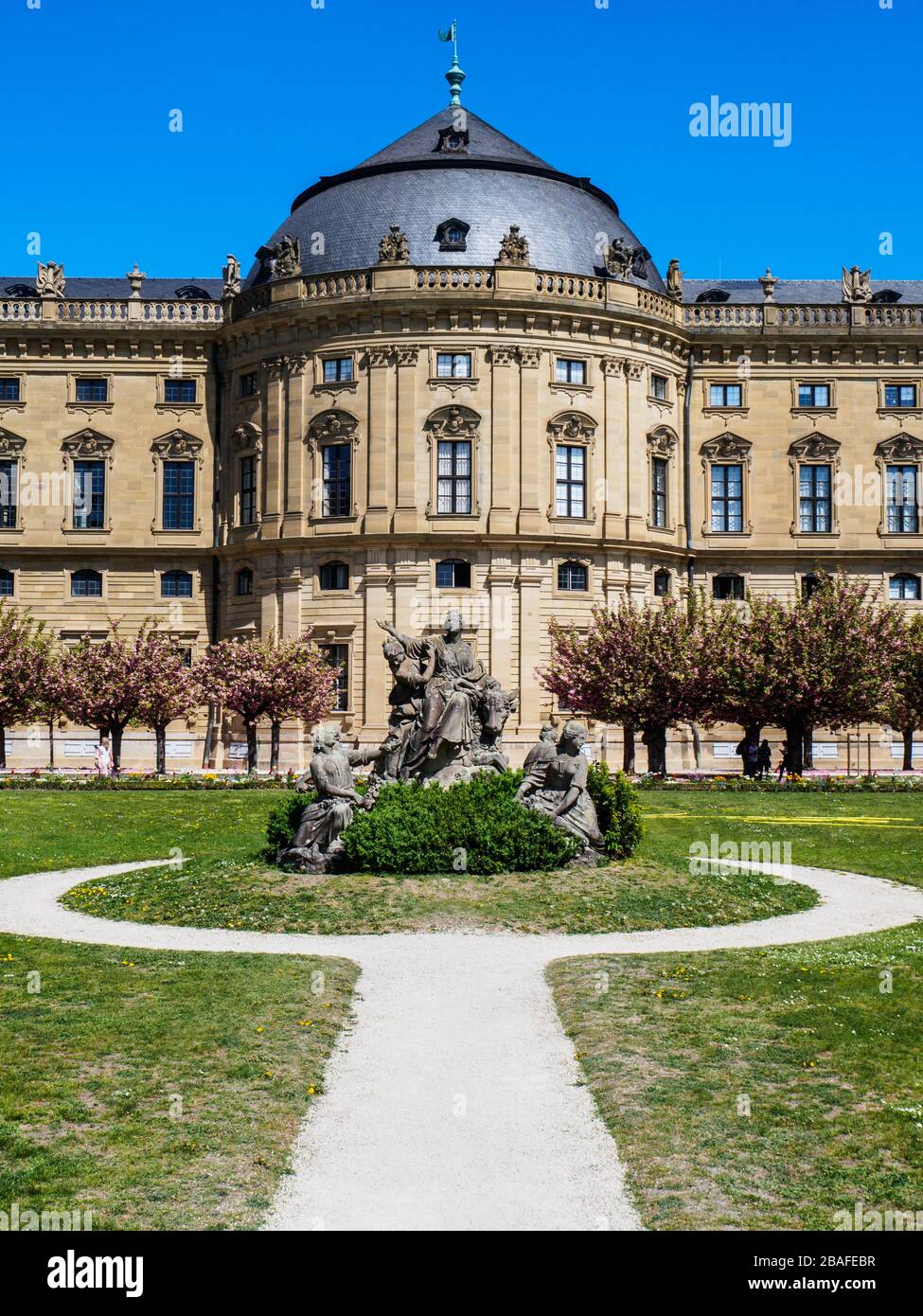 Ein Blick auf die mächtige Residenz, Residenz, in Würzburg, vom ebenfalls prächtig schönen Garten dieses unesco-Welterbes Stockfoto