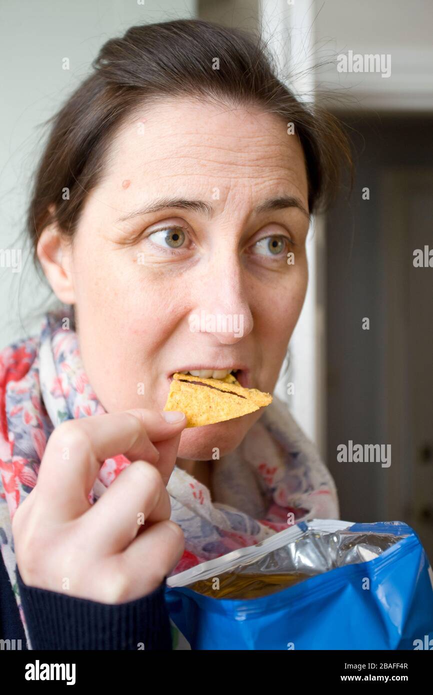 Junge Frauen essen Doritos Chips Stockfoto