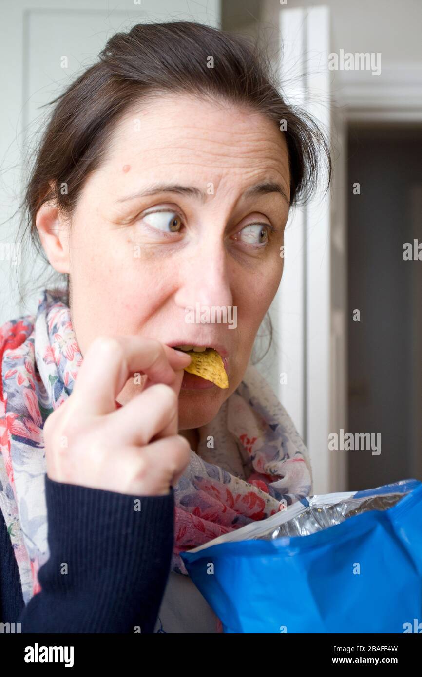 Junge Frau, die coole Original Doritos isst Stockfoto