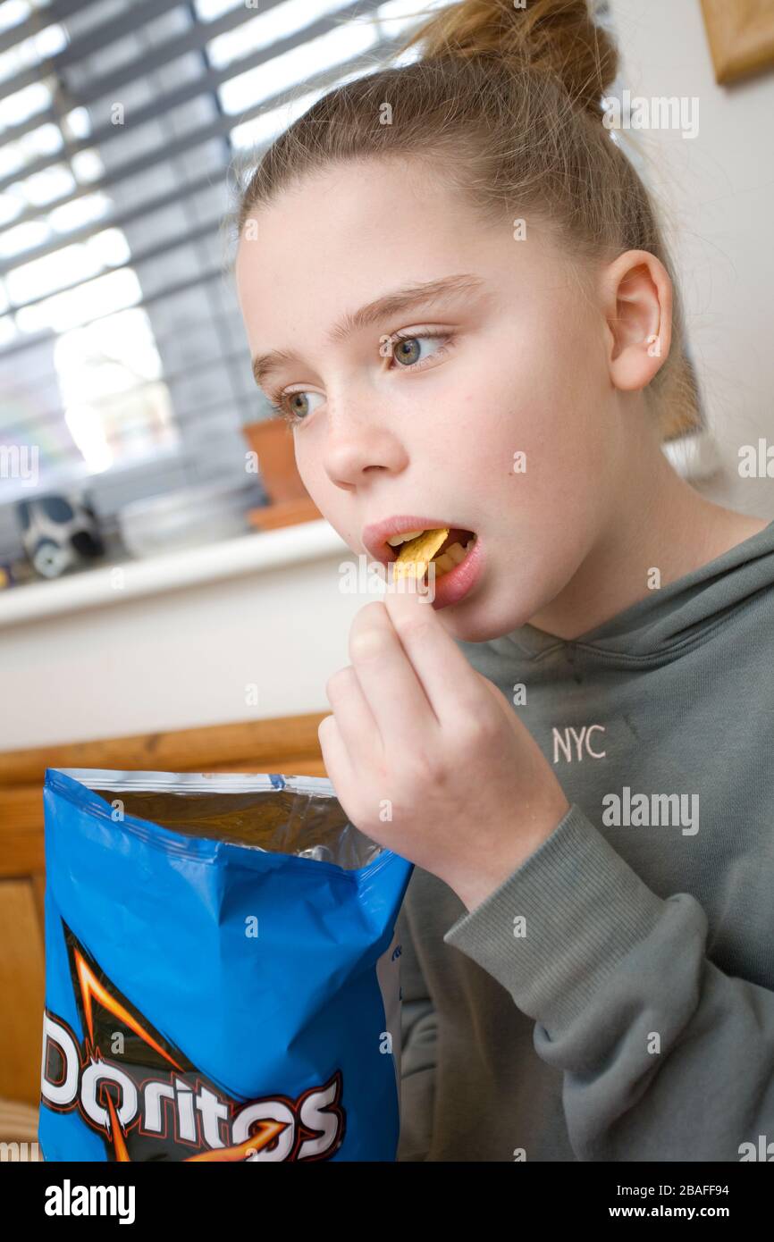 Junges Mädchen, das Doritos isst Stockfoto