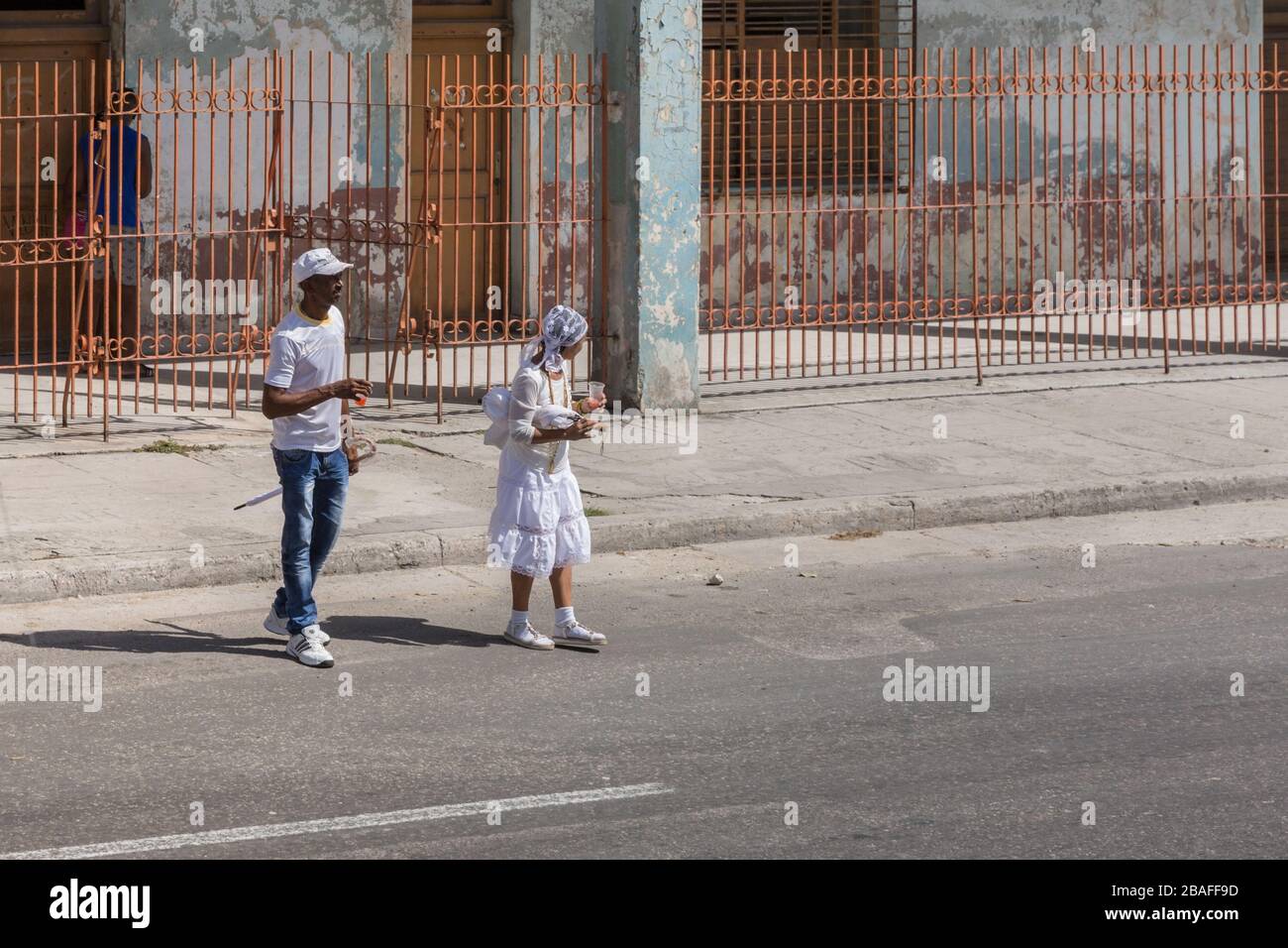 Santeria Cult, Havanna Street Scene, kubanischer Mann und Frau, Santeria Religion oder Anhänger des Glaubens, in weiß gekleidet, alte Habana Vieja, Kuba Stockfoto