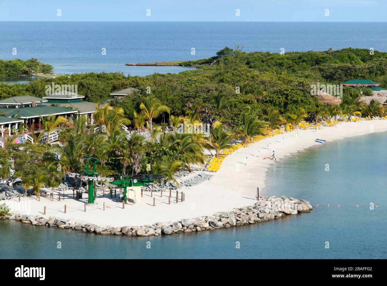 Der Luftblick auf den Mahogany Bay Beach auf der Insel Roatan am Ende des Tages (Honduras). Stockfoto