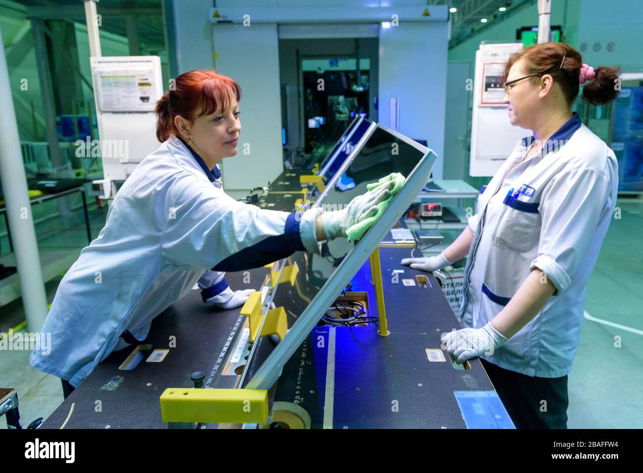 Sankt Petersburg, Russland - 11. März 2016. Die Arbeiter bauen das Fernsehen in der TPV Technology Fernsehmontage-Fabrik zusammen. Stockfoto