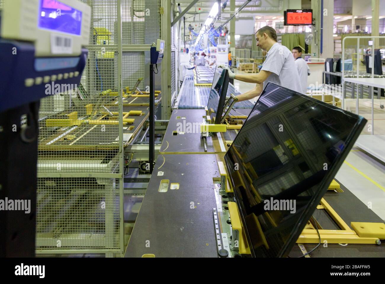 Sankt Petersburg, Russland - 11. März 2016. Die Arbeiter bauen das Fernsehen in der TPV Technology Fernsehmontage-Fabrik zusammen. Stockfoto