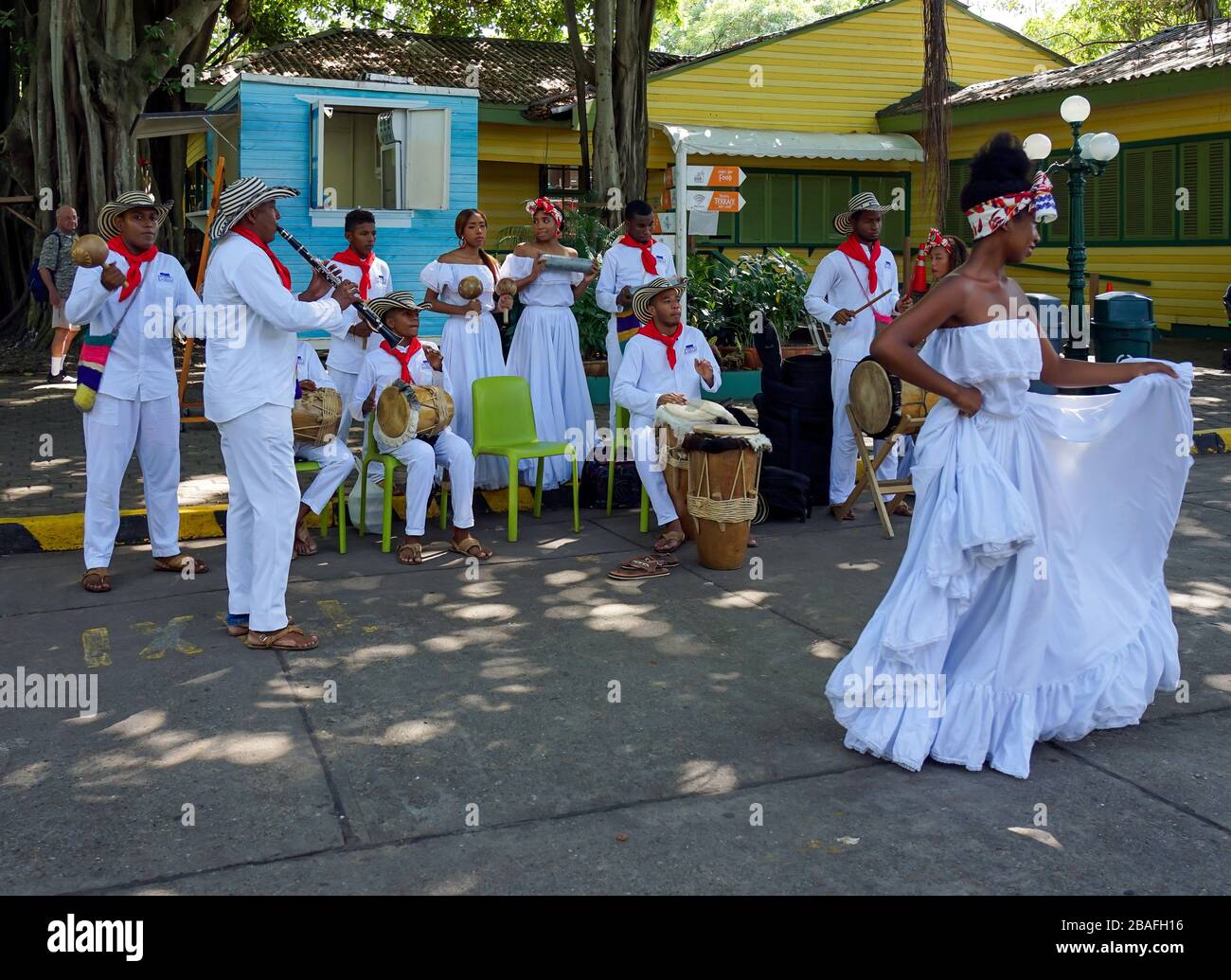 Unterhaltung der Dance Group in der Street of Cartagena, Columbia, Südamerika Stockfoto