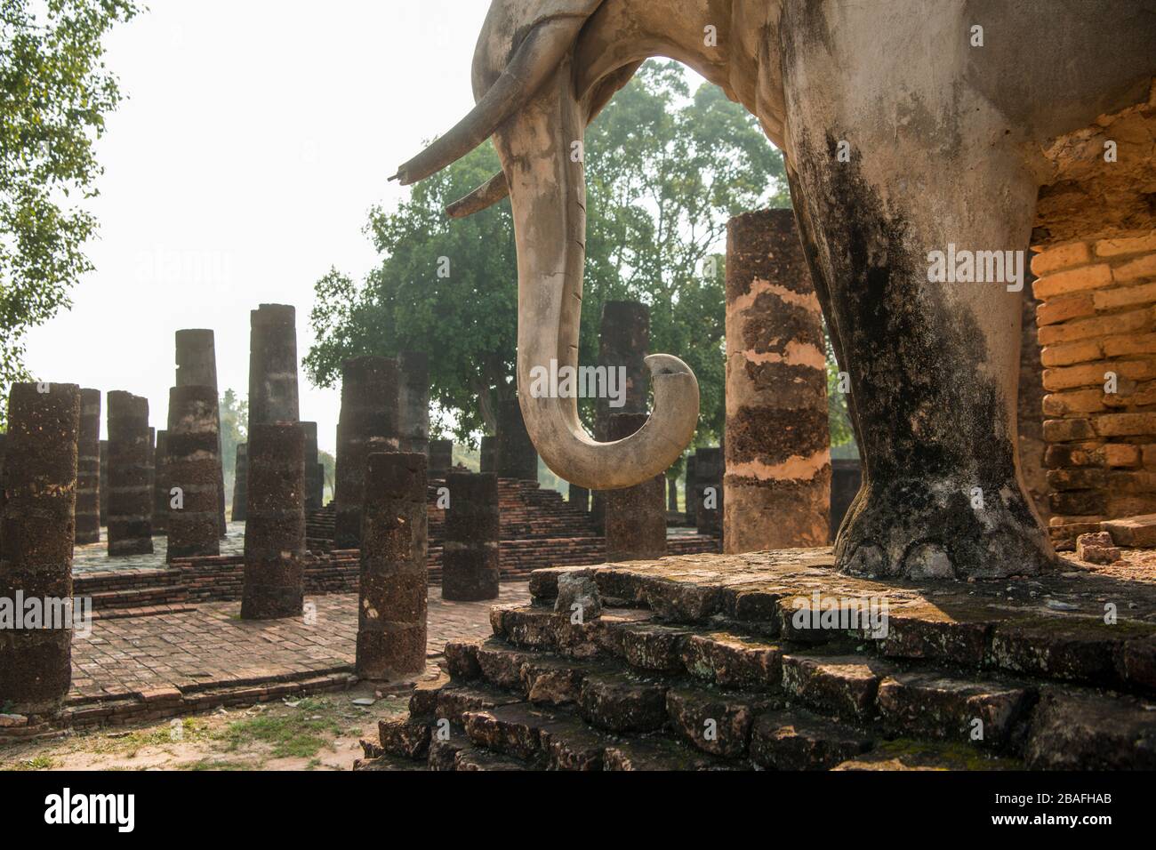 Der Wat Chang Lom Tempel im historischen Park in Sukhothai in der Provinz Sukhothai in Thailand. Thailand, Sukhothai, November 2019 Stockfoto