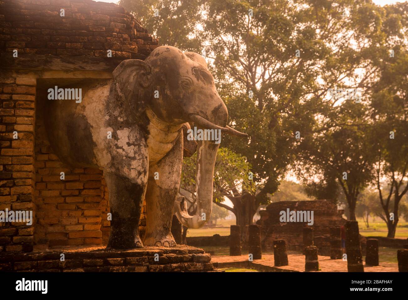 Der Wat Chang Lom Tempel im historischen Park in Sukhothai in der Provinz Sukhothai in Thailand. Thailand, Sukhothai, November 2019 Stockfoto