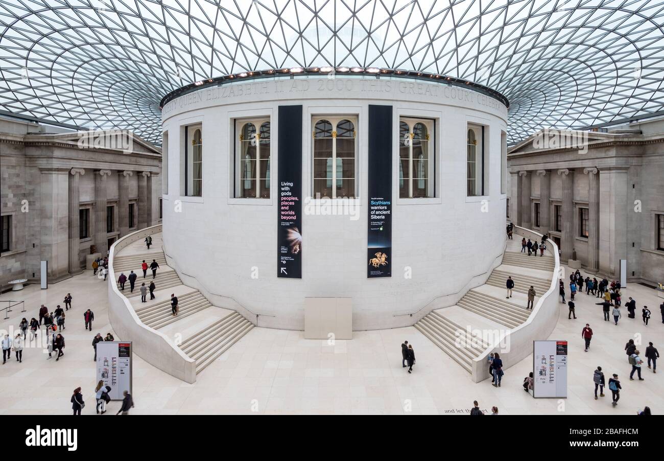 British Museum Atrium, London. Ein weiter Blick auf die Besucher im Great Court des von Sir Norman Foster entworfenen Museums. Stockfoto