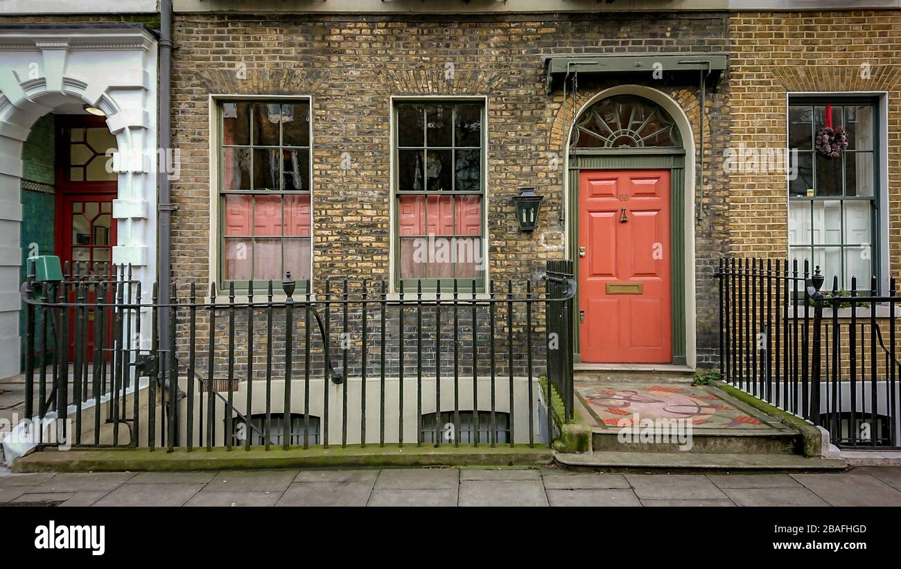 Georgian Townhouse, Bloomsbury, London. Typische Zeit Stadthäuser in der Doughty Street, in der einst der britische Autor Charles Dickens lebte. Stockfoto