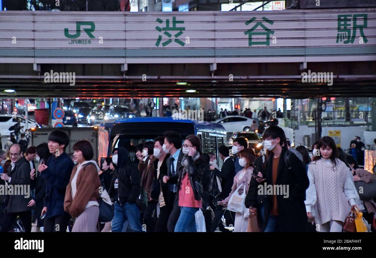 Tokio, Japan. März 2020. Fußgänger tragen Gesichtsmasken durch eine Gerangel im Shibuya Einkaufsviertel in Tokio, Japan 27. März 2020. Tokioter Gouverneur Yuriko Koike forderte die Einwohner auf, zu Hause zu bleiben, um bei der Bekämpfung der Verbreitung des Coronavirus, COVID-19, zu helfen. Foto von Keizo Mori/UPI Credit: UPI/Alamy Live News Stockfoto