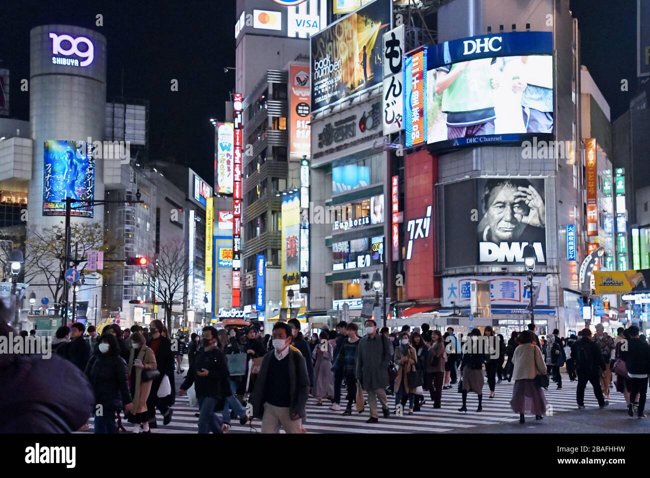 Tokio, Japan. März 2020. Fußgänger tragen Gesichtsmasken durch eine Gerangel im Shibuya Einkaufsviertel in Tokio, Japan 27. März 2020. Tokioter Gouverneur Yuriko Koike forderte die Einwohner auf, zu Hause zu bleiben, um bei der Bekämpfung der Verbreitung des Coronavirus, COVID-19, zu helfen. Foto von Keizo Mori/UPI Credit: UPI/Alamy Live News Stockfoto