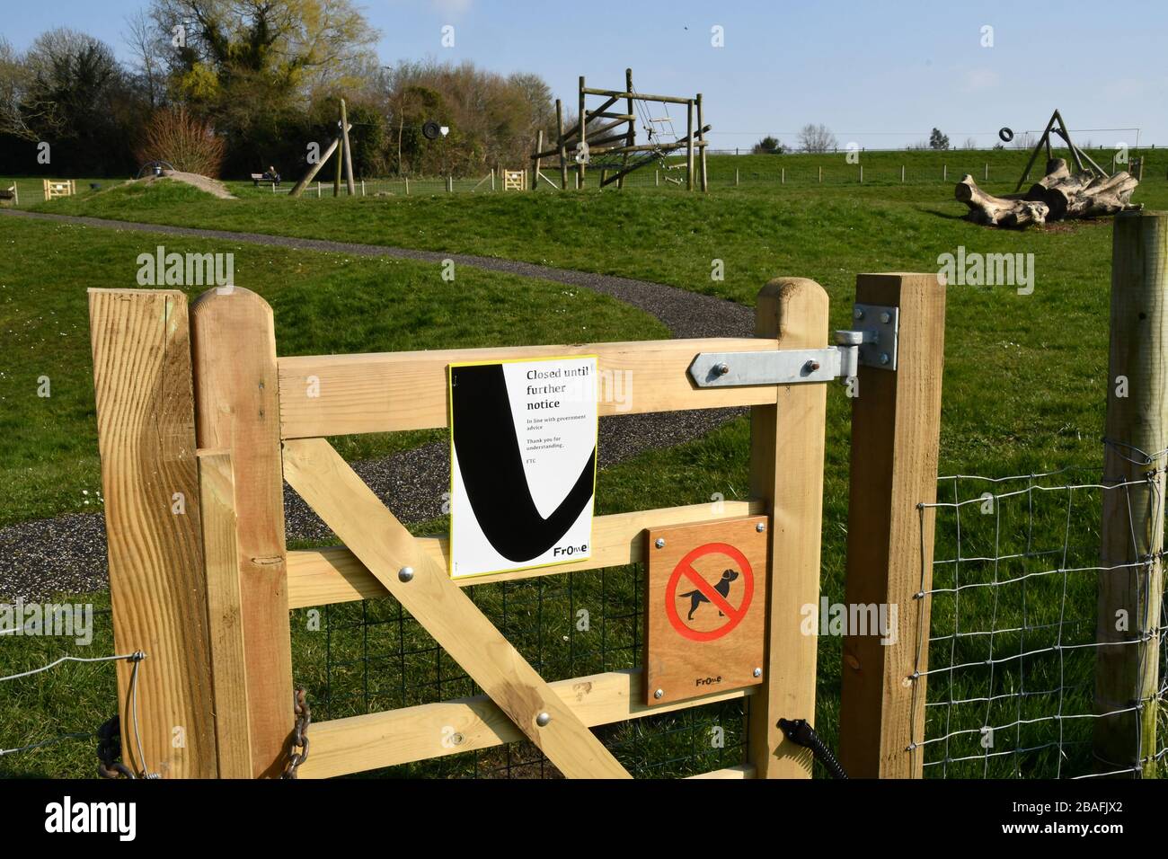 Spielbereich für Kinder aufgrund der Corona-Virusepidemie geschlossen, mit Vorhängeschloss und leer.26. März 2020. Frome, Somerset, Großbritannien Stockfoto