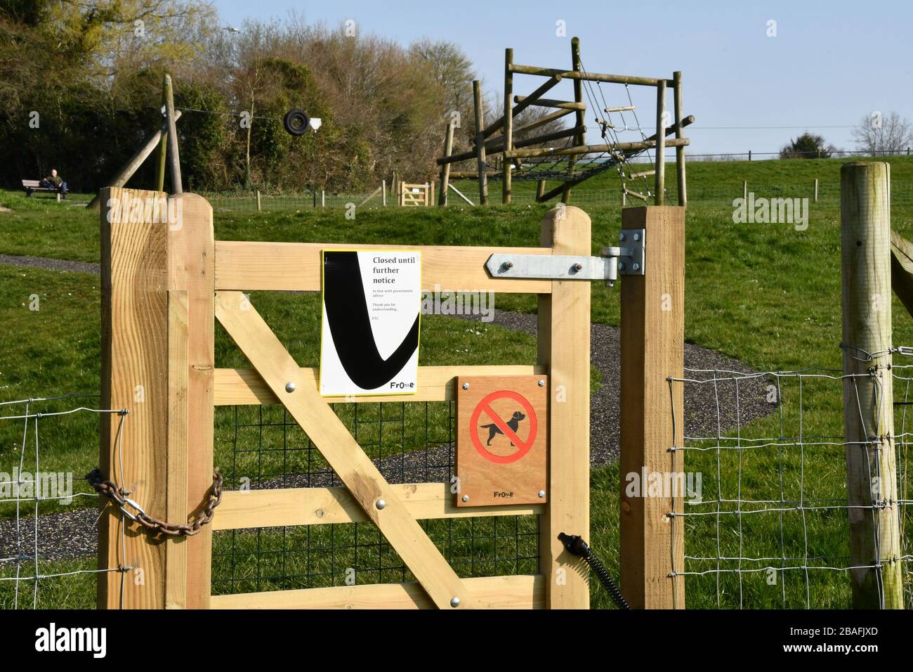 Der Spielbereich der Kinder wurde aufgrund der Corona-Virusepidemie geschlossen, mit einem Vorhängeschloss gesichert und leer. März 2020. Frome, Somerset, Großbritannien Stockfoto
