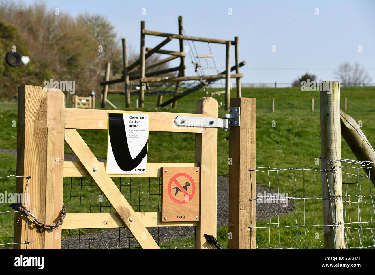 Spielbereich für Kinder aufgrund der Corona-Virusepidemie geschlossen, mit Vorhängeschloss und leer..26. März 2020. Frome, Somerset, Großbritannien Stockfoto