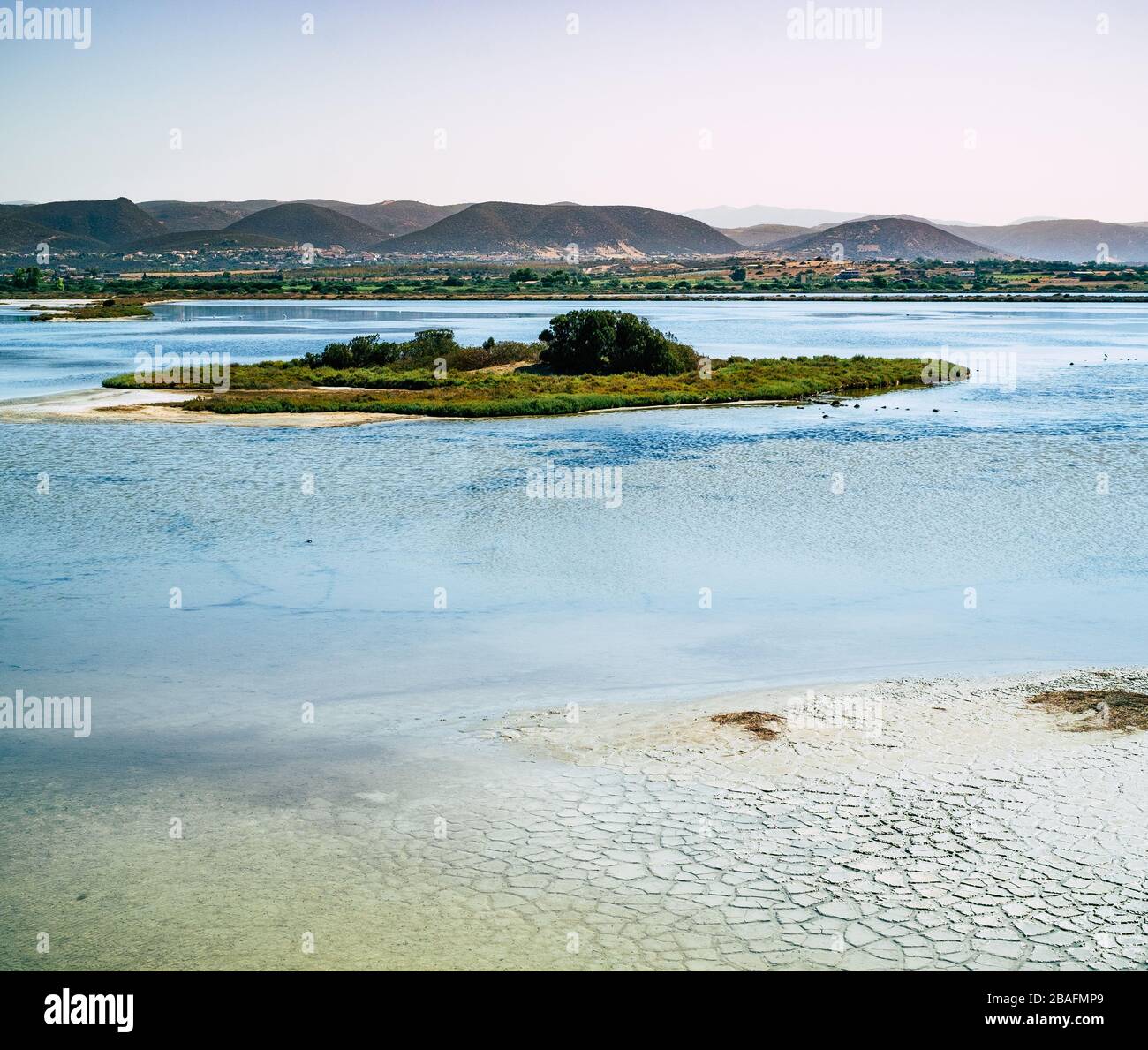 Kleine Insel in einer brackigen Lagune im Südwesten von Sardinien. Porto Pino, Sant'Anna Arresi, Carbonia Iglesias, Sardinien, Italien. Stockfoto