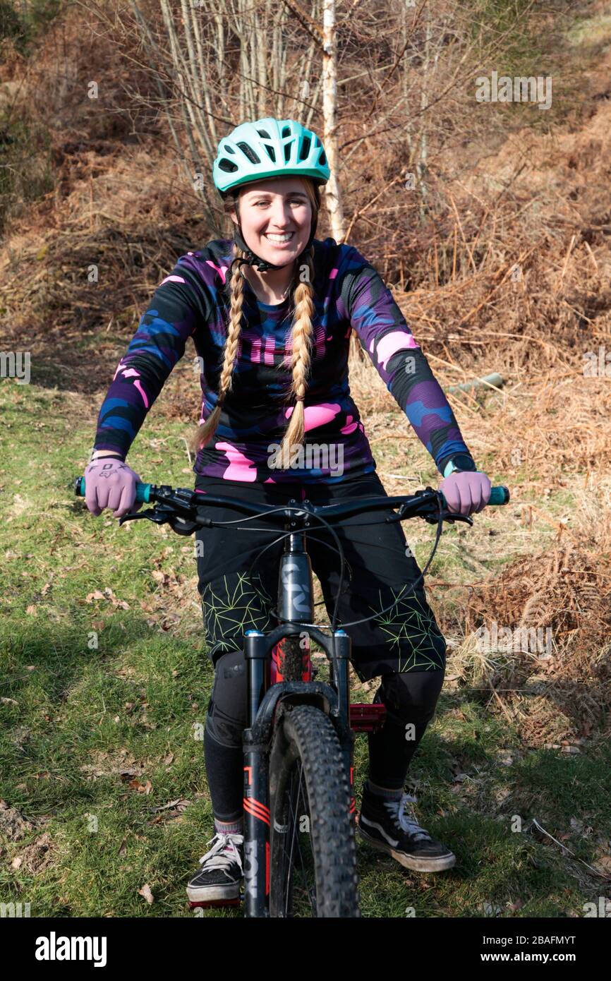 Junge Frau-Reiten-Mountain-bike Stockfoto