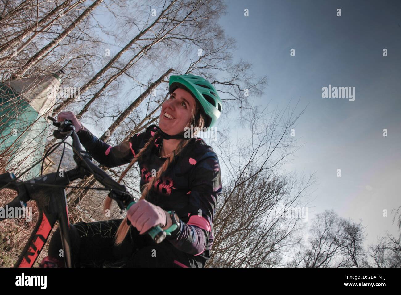 Junge Frau-Reiten-Mountain-bike Stockfoto