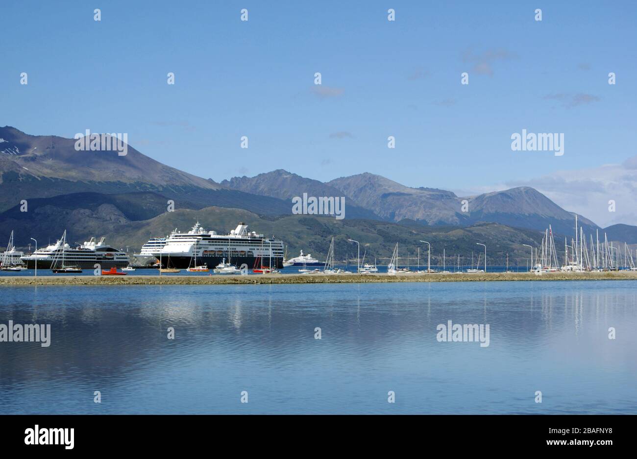 Ushuaia ist ein wichtiger Touristenpfahl in Argentinien, es ist die australste Stadt der Welt und hat Zugang über den Beagle-Kanal und das Kap Horn. Stockfoto