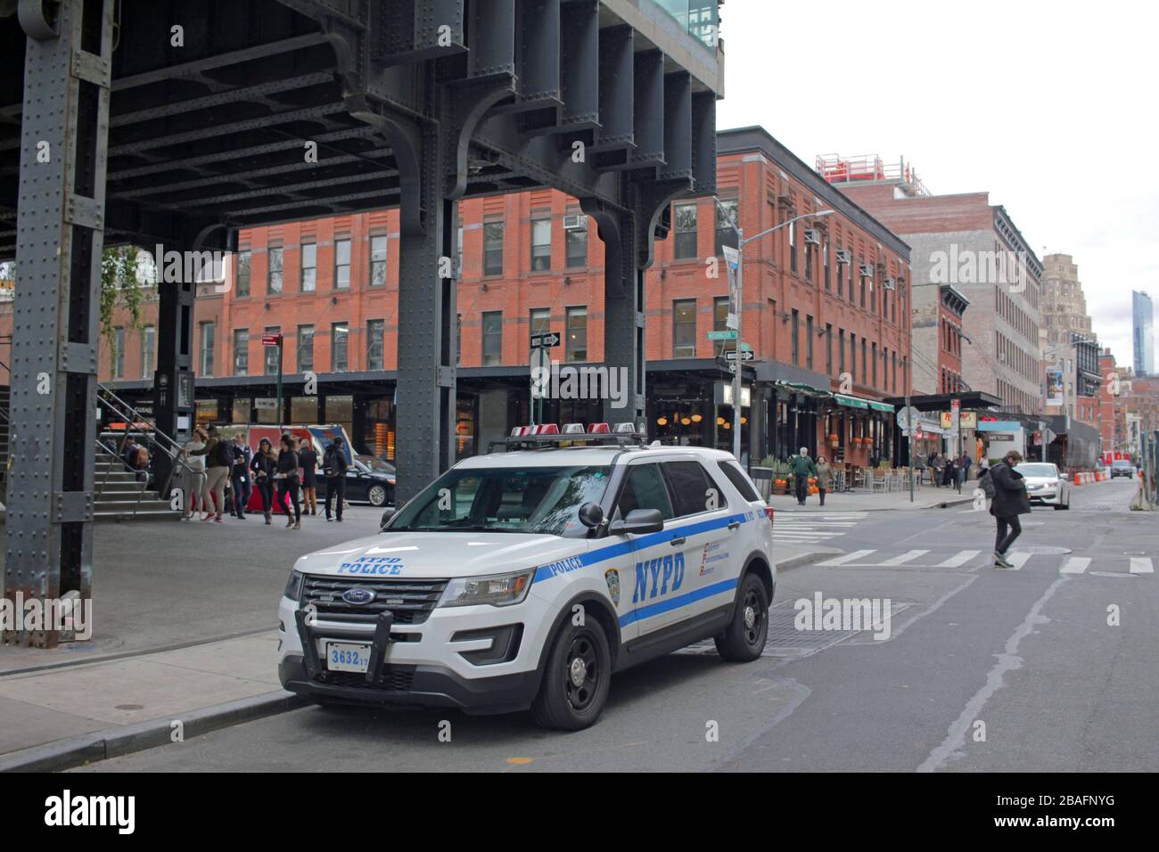 NYPD-Fahrzeug unter der High Line, Meatpacking District, New York City, USA Stockfoto