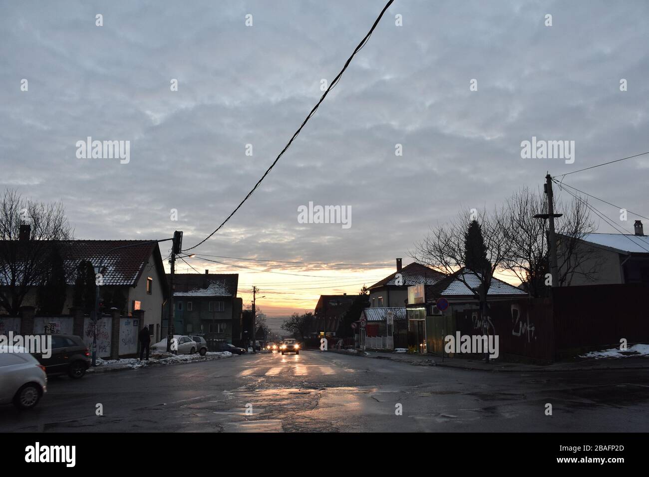 Bewölkte Luft und eine düstere Winteratmosphäre auf der Stadtstraße Stockfoto