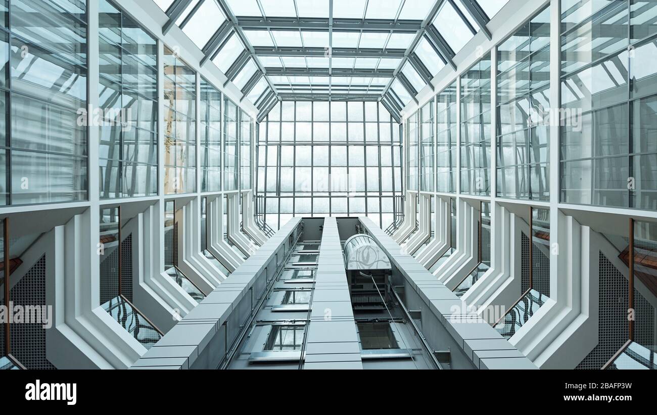 Teil des Innenraums des modernen Business Centers oder Bürogebäudes mit Aufzügen nach oben und Fenstern Stockfoto