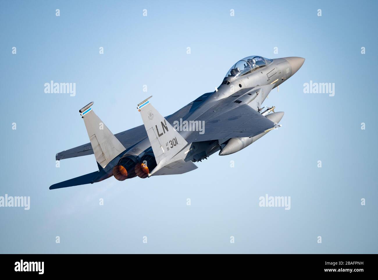 Ein Kampfflugzeug der U.S. Air Force F-15C Eagle, das der 494th Fighter Squadron zugeordnet ist, wird für eine Schulungstruppe am 26. März 2020 in Lakenheath, Großbritannien, aufgestellt. Trotz der aktuellen COVID-19-Pandemie setzt der 48th Fighter Wing Routinepatrouillen über Europa fort. Stockfoto