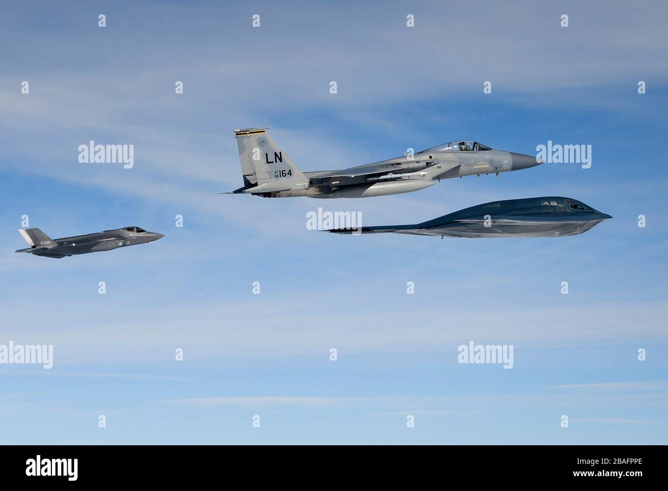 Ein Kampfflugzeug der Royal Netherlands Air Force F-35A Stealth-Kampfflugzeug und ein Kampfflugzeug der U.S. Air Force F-15C Eagle fliegen zusammen mit einem B-2A Spirit Bomber, der dem 509th Bomb Wing zugeordnet ist, während Luftoperationen zur Unterstützung der Bomber Task Force Europe 20./2. März 2020 über der Nordsee. Stockfoto