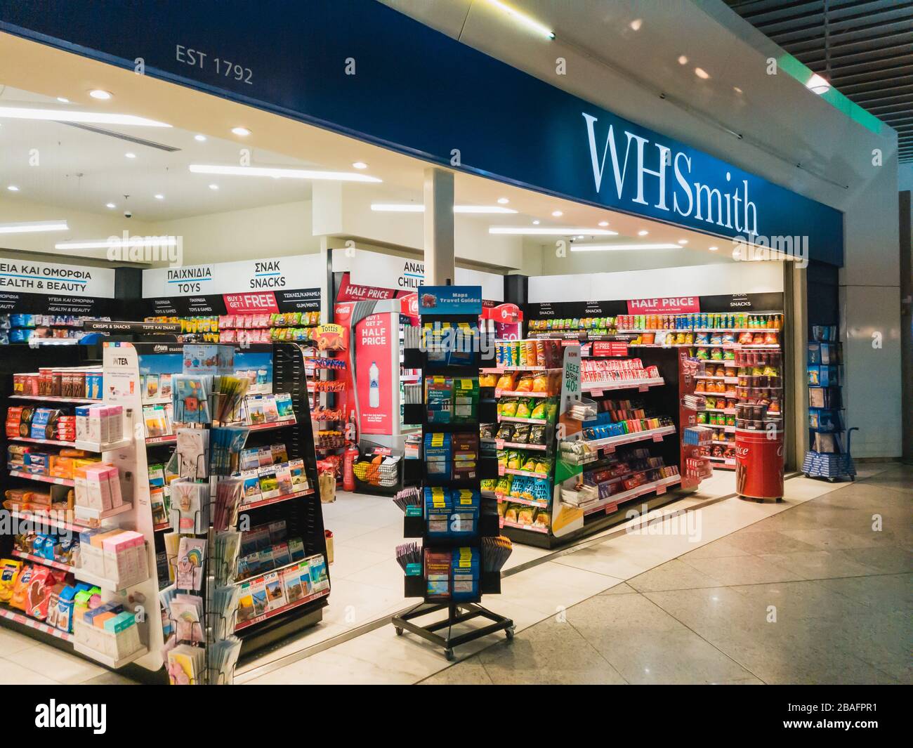 Athen, Griechenland - Februar, 11 2020: Ein WHSmith Schaufenster im Athen International Airport Eleftherios Venizelos. WHSmith PLC ist ein weltweit führendes Unternehmen Stockfoto