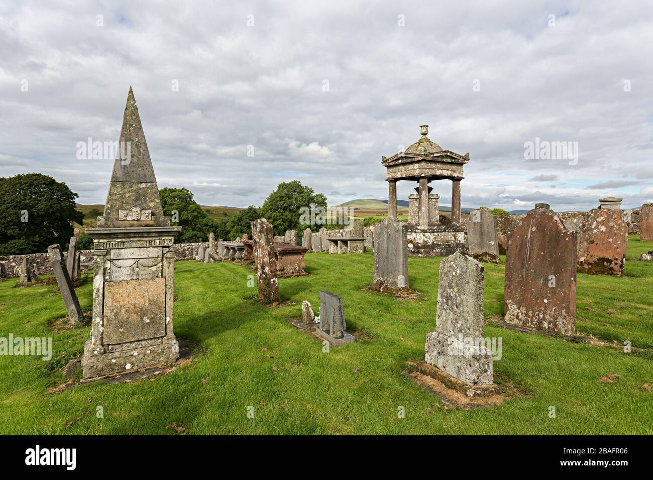 Obelisk und Gräber auf dem Old Castleton Cemetery, Newcastleton, St Martin's Churchyard, Byerholm, Castleton, Roxburghshire, Schottland Stockfoto