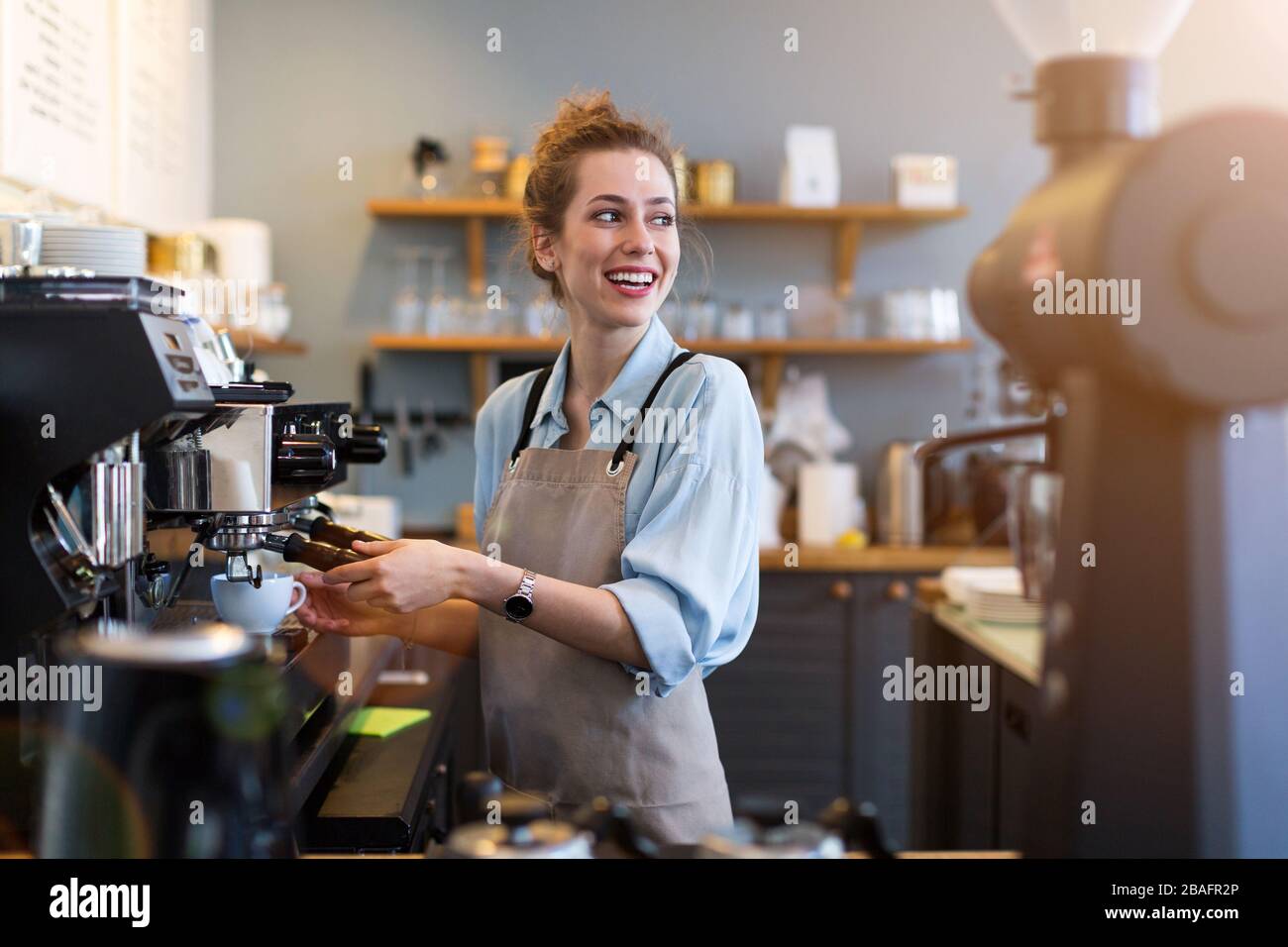 Junge Frau im Coffee shop arbeiten Stockfoto